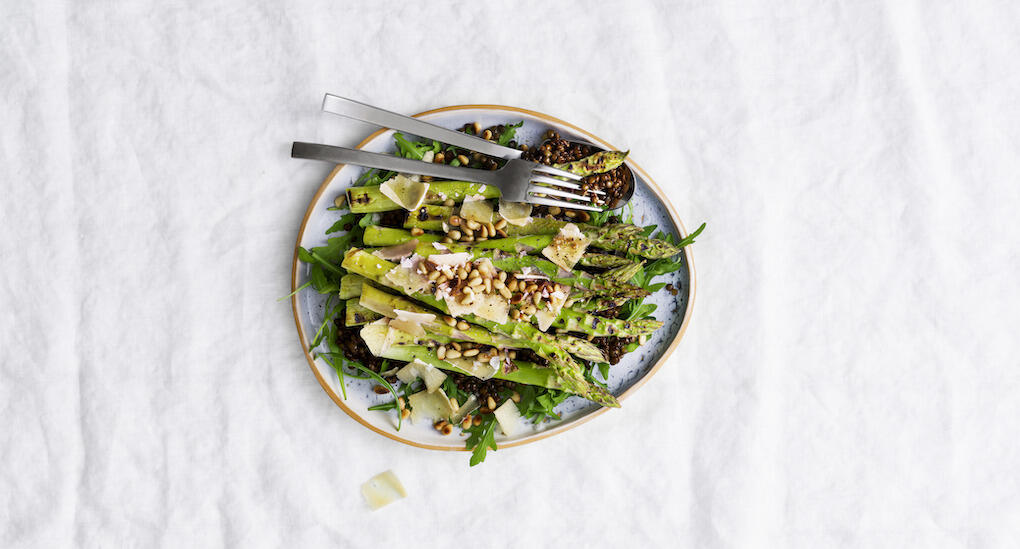 Sparrissallad med belugalinser och parmesan