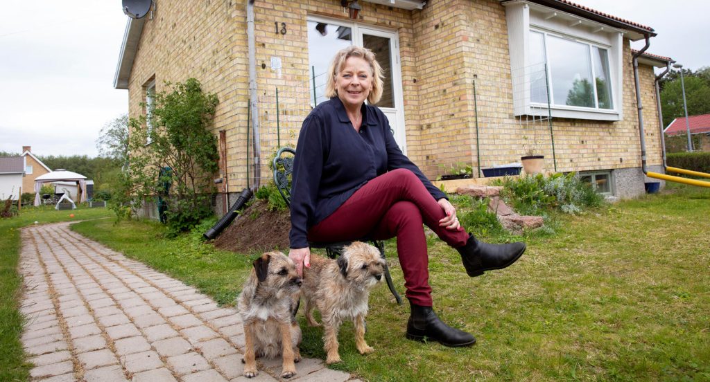 Katarina framför sitt drömhus med hundarna Buze och Zvante.