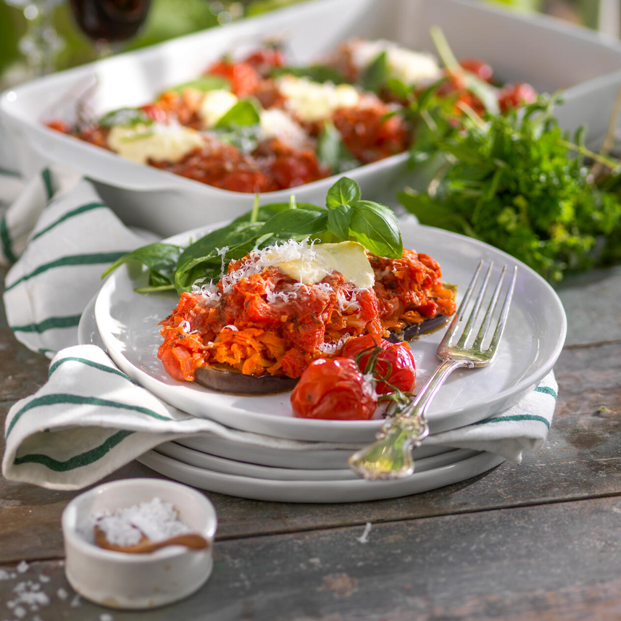 Moussaka med tomatsås och rotfruktsfräs