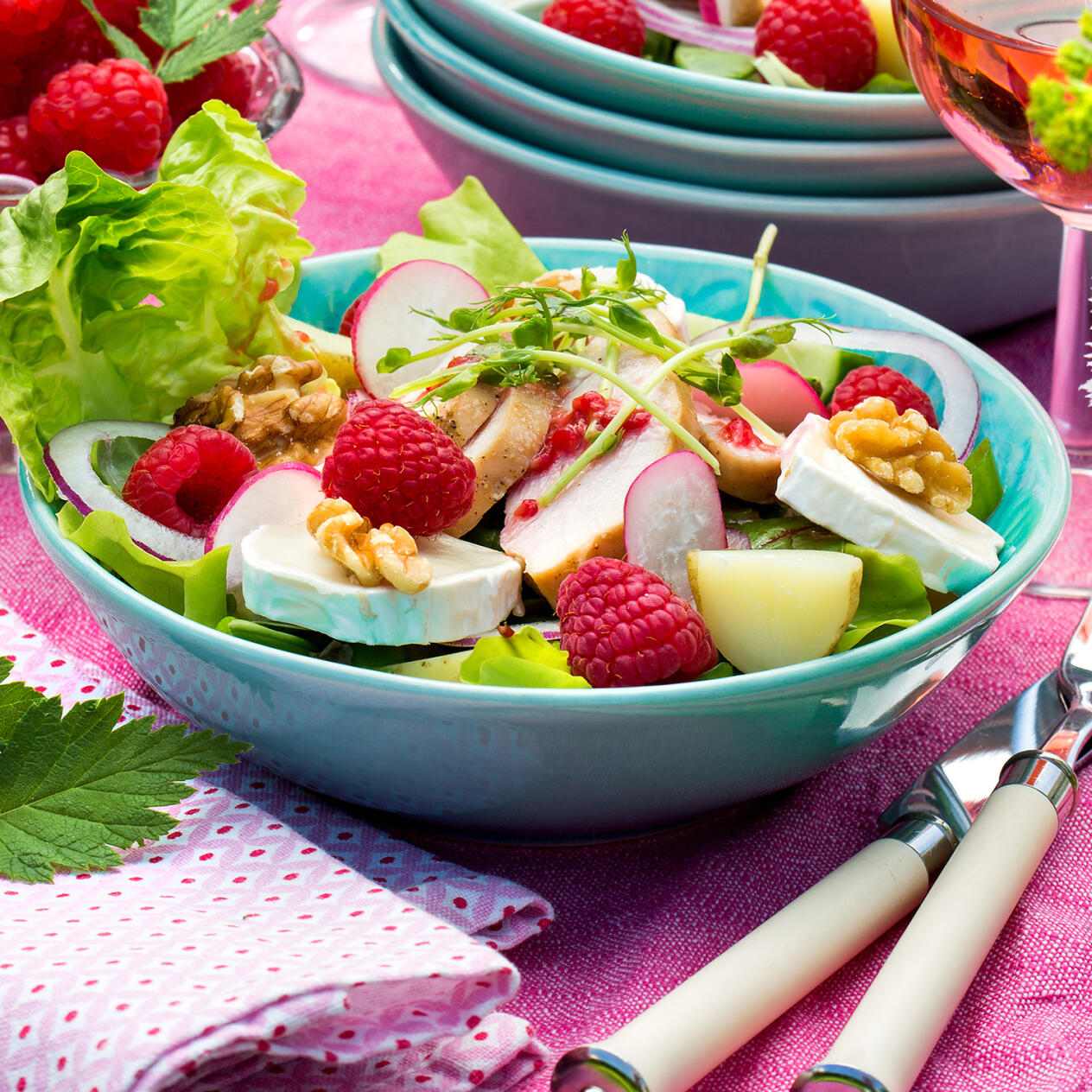 Kycklingsallad med chèvre och hallonvinägrett