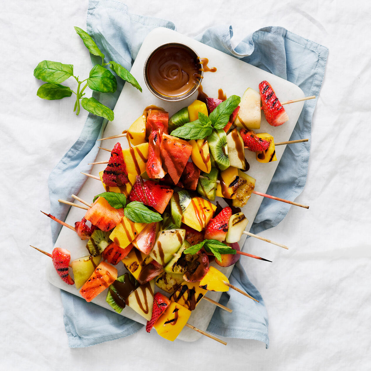 Fruktspett med kolasås på vit choklad