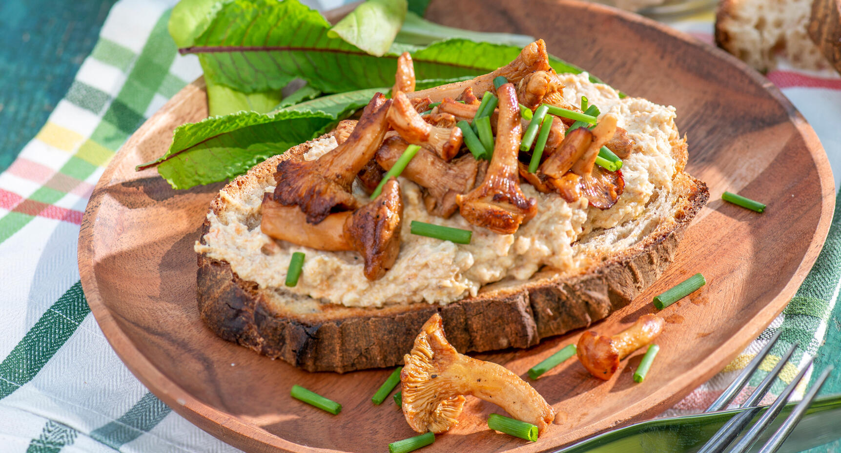 Surdegsmackor med kantarellkräm