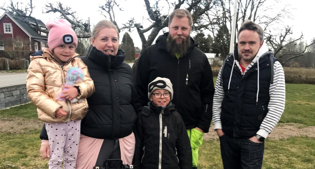 Julia och Marcus Turesson fiskar efter skrot tillsammans med barnen Ella och Melvin. Ofta följer även Marcus kompis Timmy Svahn (längst till höger) med.