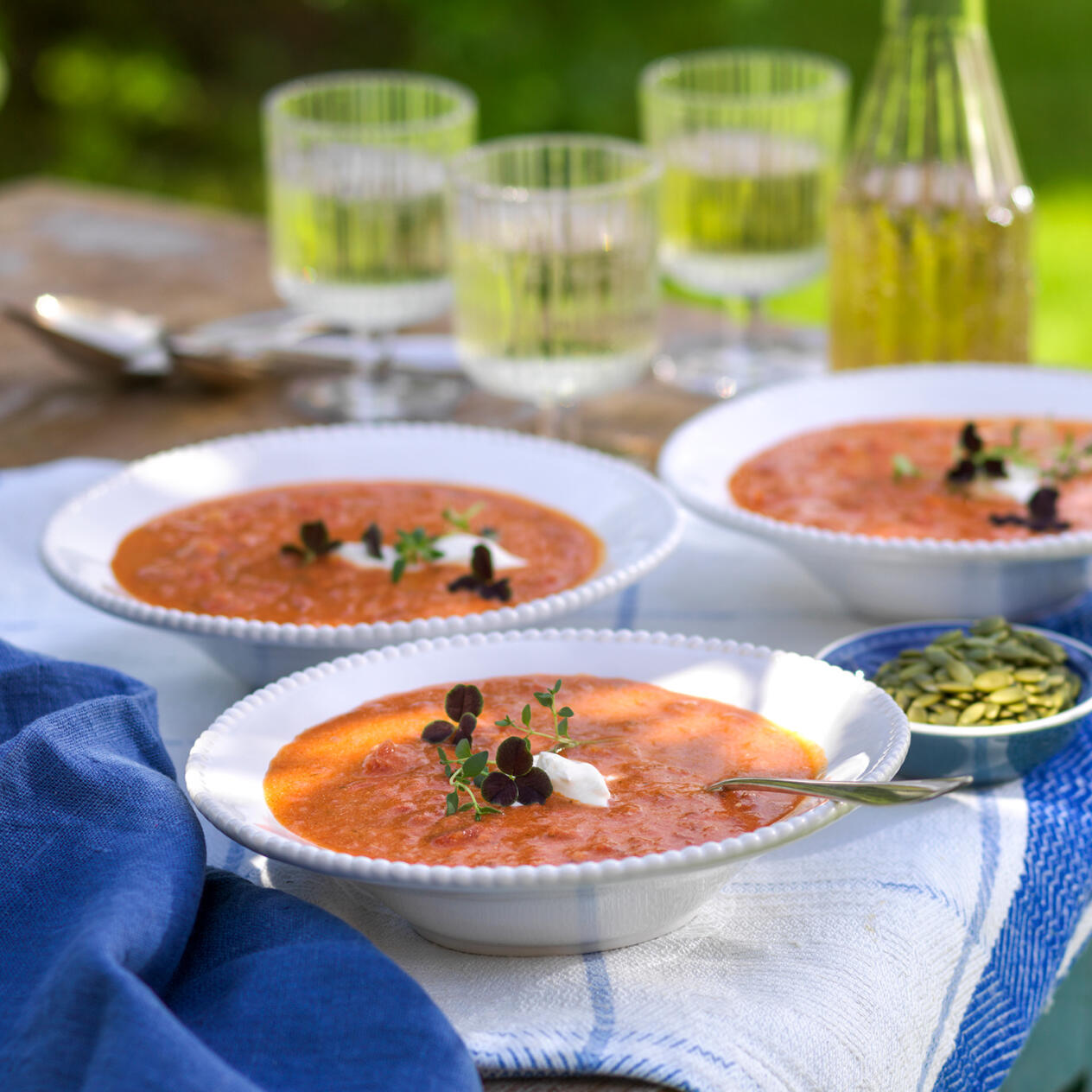 Tomatsoppa med crème fraiche-topp