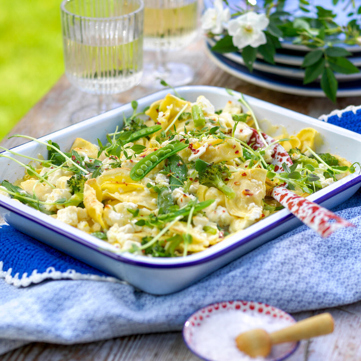 Gratäng med fylld pasta och fetaost