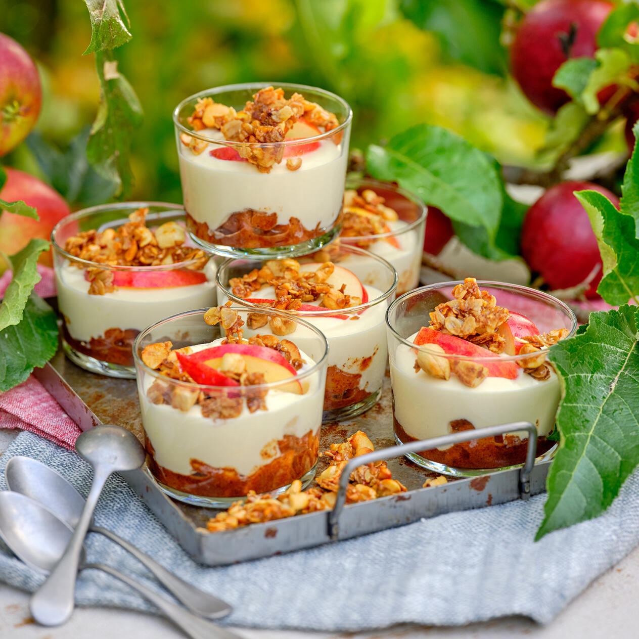 Vit chokladkräm med äppelcrunch