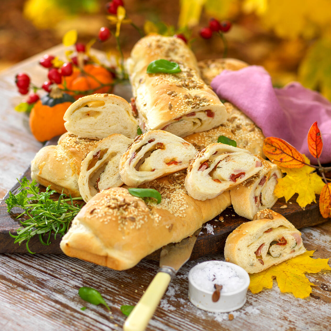 Bröd fyllda med rökt skinka