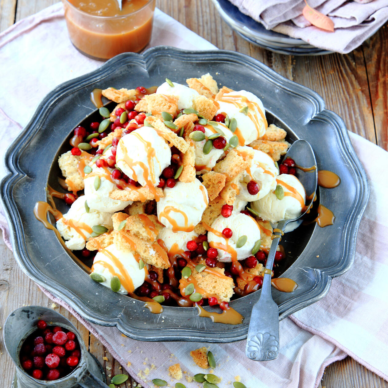 Lingonsviss med kolasås och havreflarn