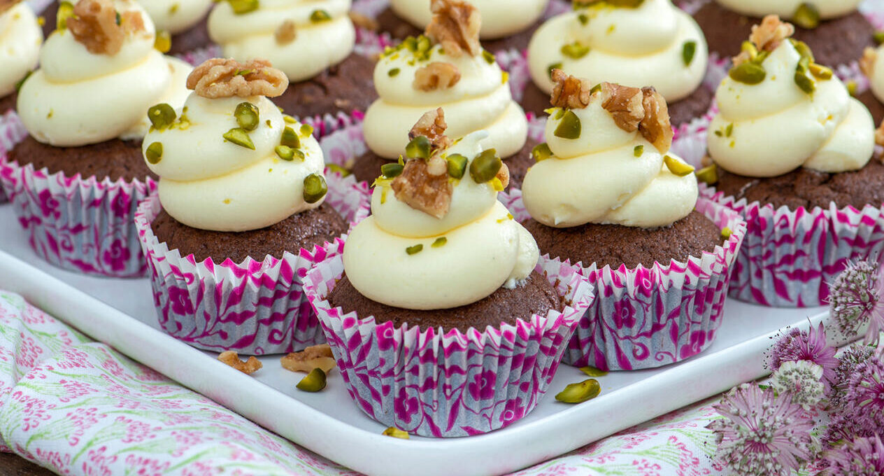 Chokladmuffins med nötter och färskostfrosting