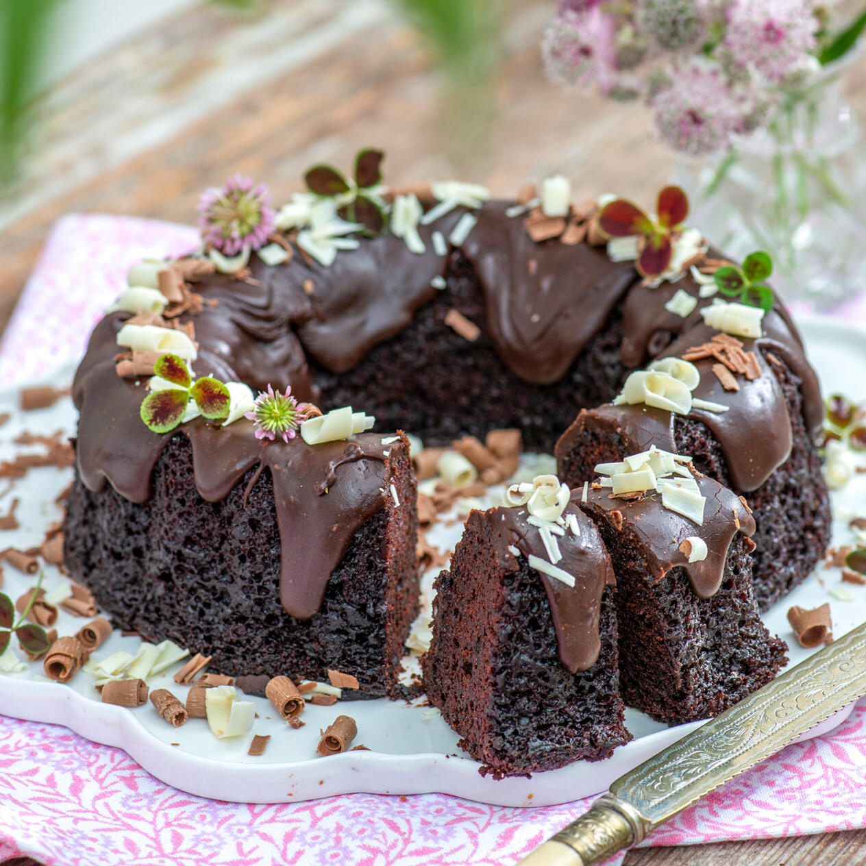 Saftig choklad­kaka med kaffe­glasyr