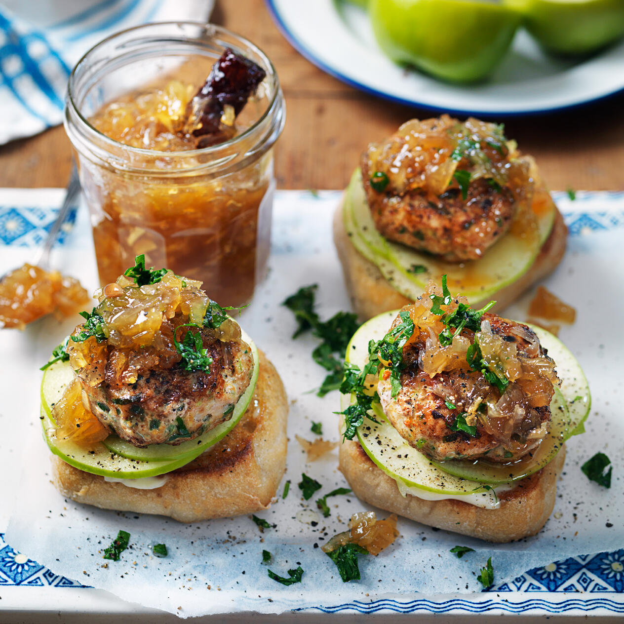 Kycklingburgare med äppelchutney och fetaost