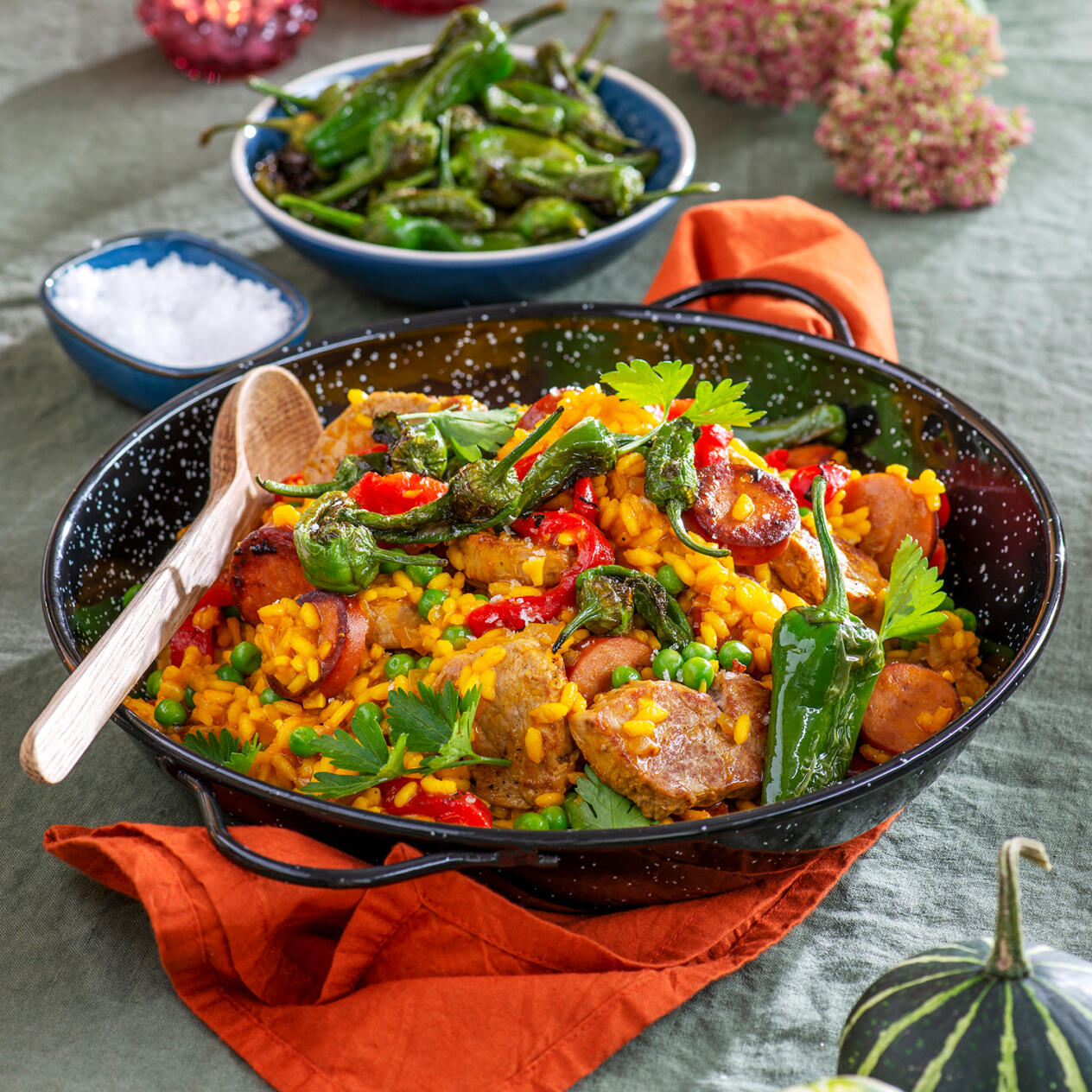 Paella med fläskfilé och padrones