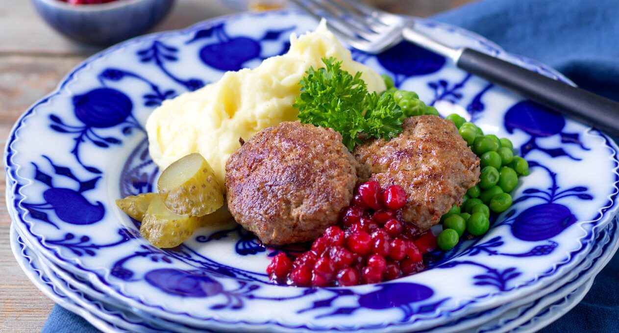 Wallenbergare med potatispuré och lingon