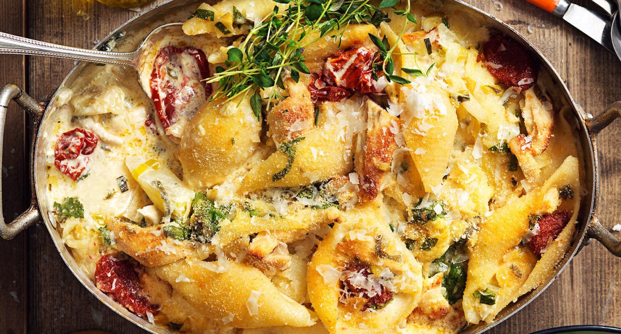 Pastagratäng med kyckling och soltorkade tomater