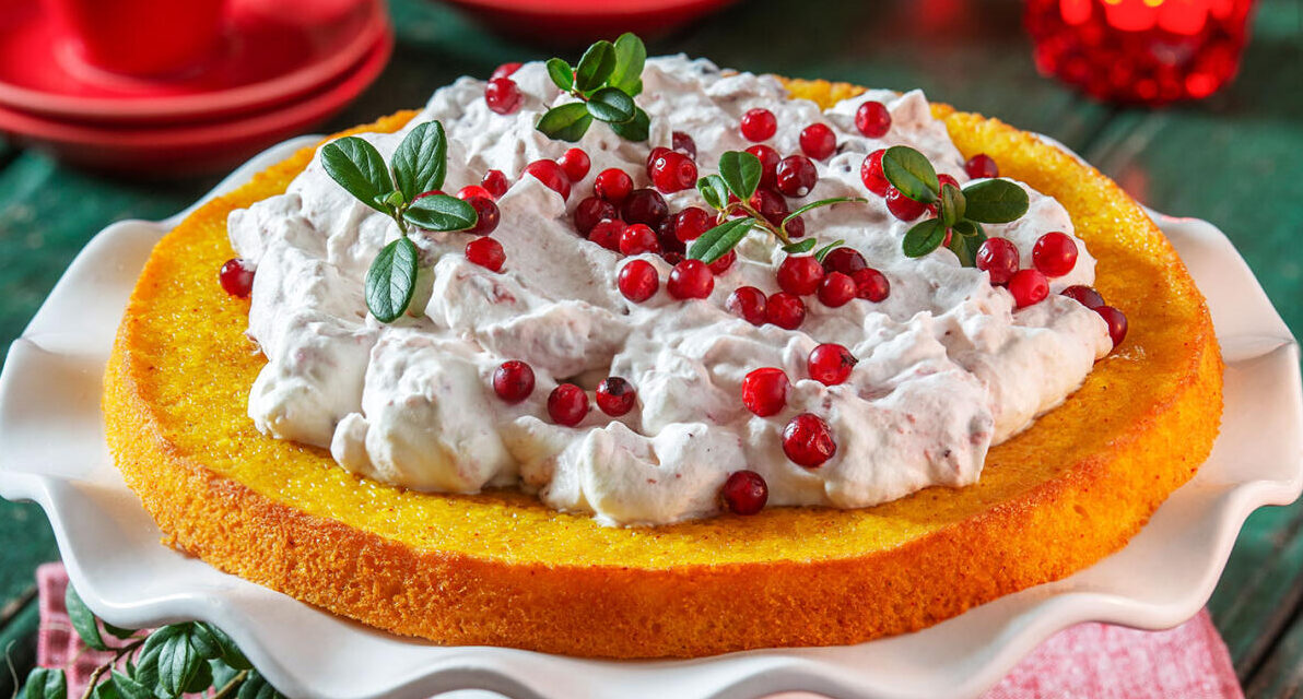 Vit kladdkaka med saffran och lingongrädde