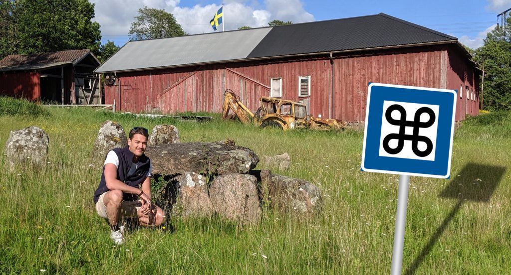 Tobias Rönnquist vid drottning Hackas 5 000 år gamla grav i Göteborg.