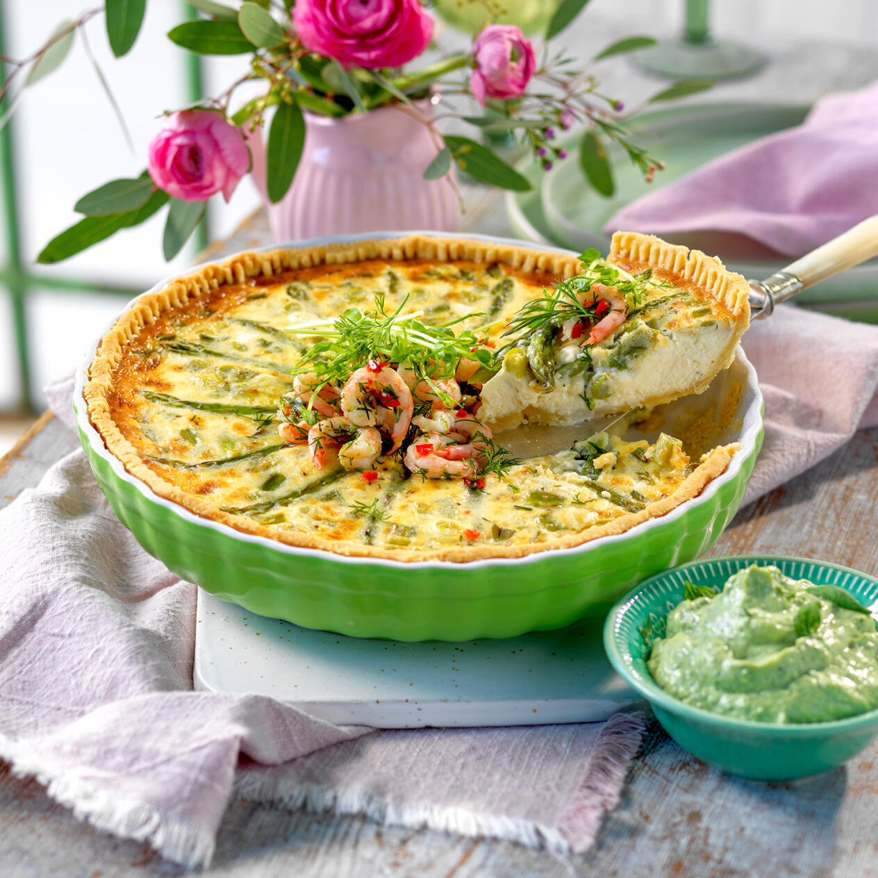 Sparrispaj med lime- och chilimarinerade räkor