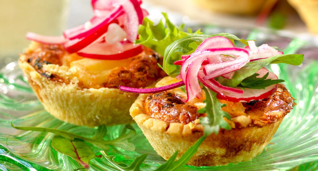 Minipajer med brie och picklad rödlök