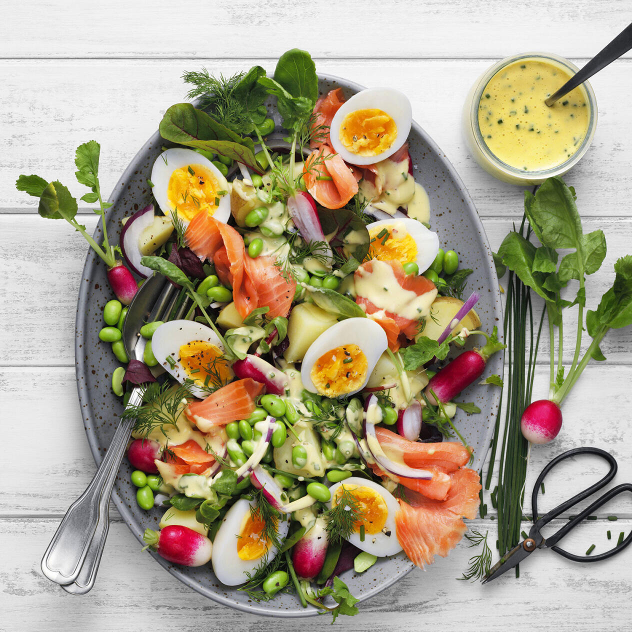 Lax- och äggsallad med gräslöksdressing