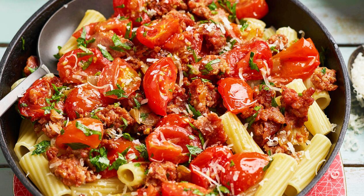 Pasta med färsk tomatsås och salsiccia