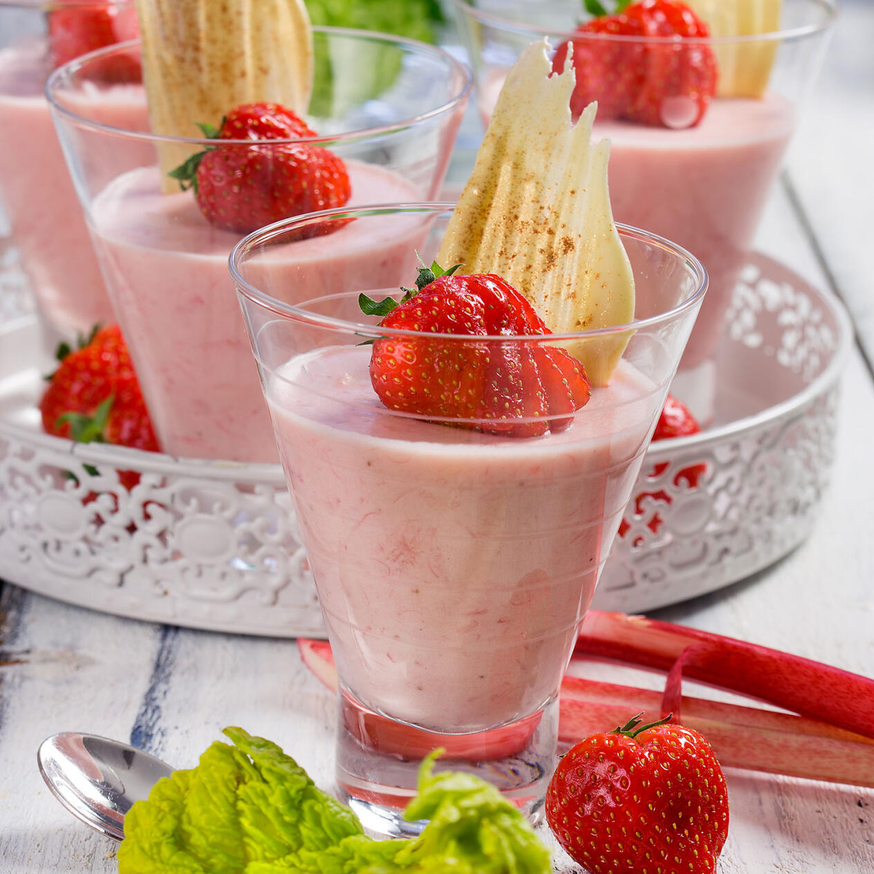 Rabarber- och jordgubbsmousse med vit choklad