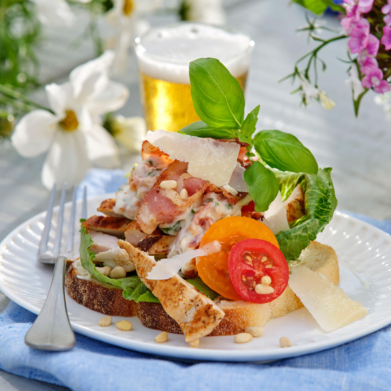 Smörrebröd med kyckling och baconmajonnäs