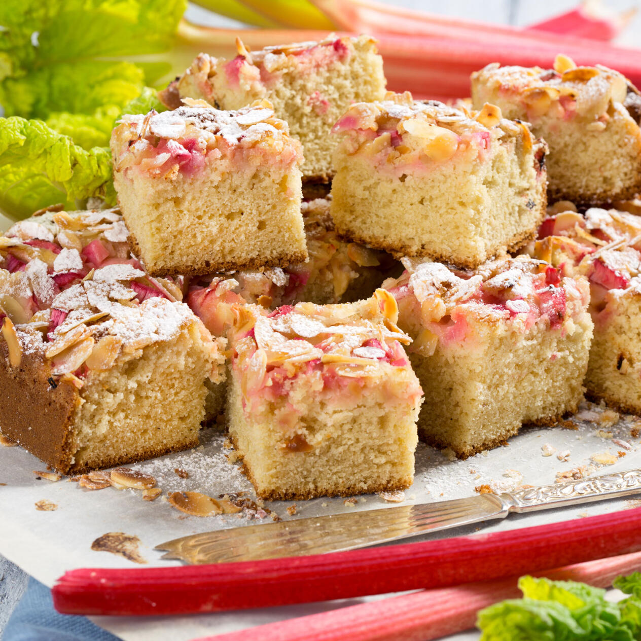 Mjuk rabarberkaka med mandelspån