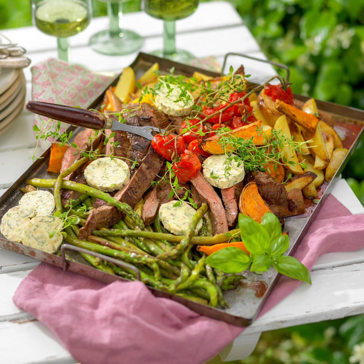 Flankstek med ­grillad sparris och rostad potatis