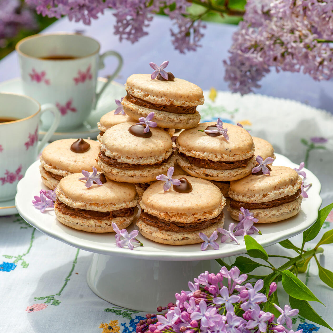 Dubbla ­mandelkakor med smörkräm