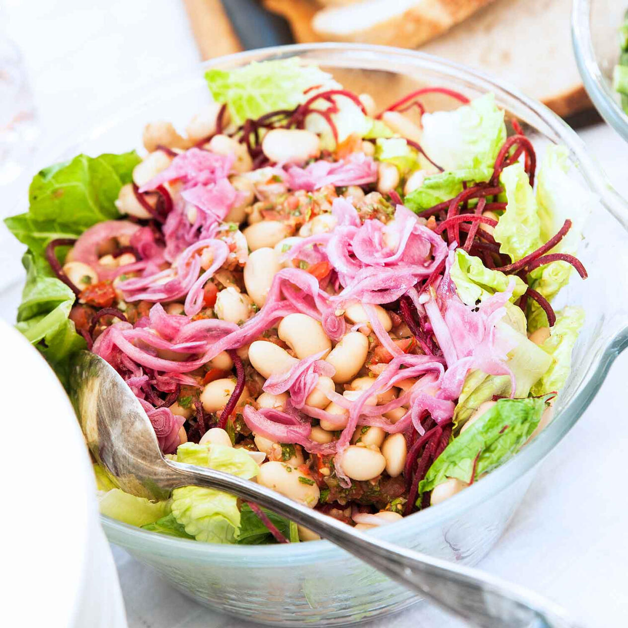 Het bönsallad med rödbetor och picklad rödlök