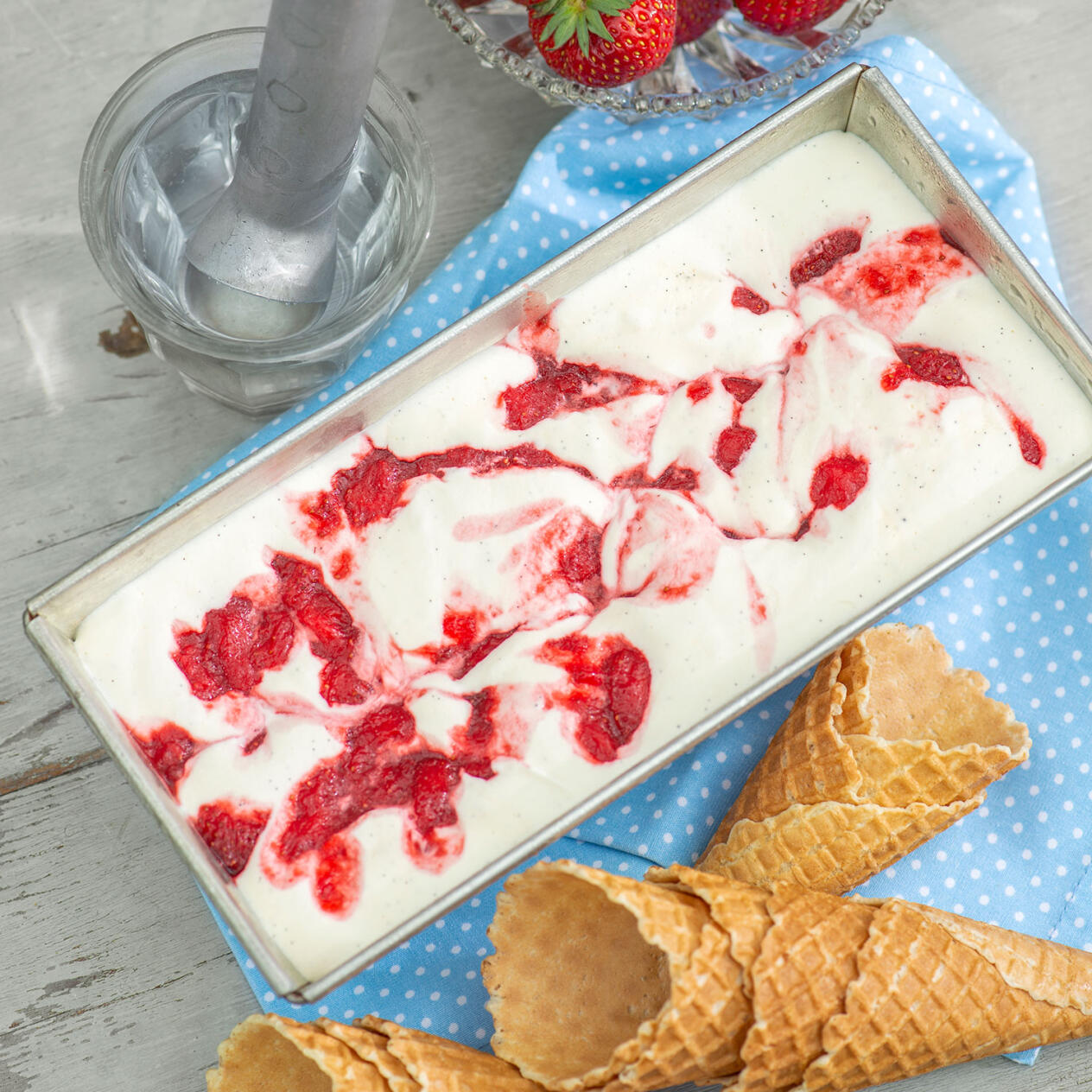 Vaniljglass med jordgubbsrippel