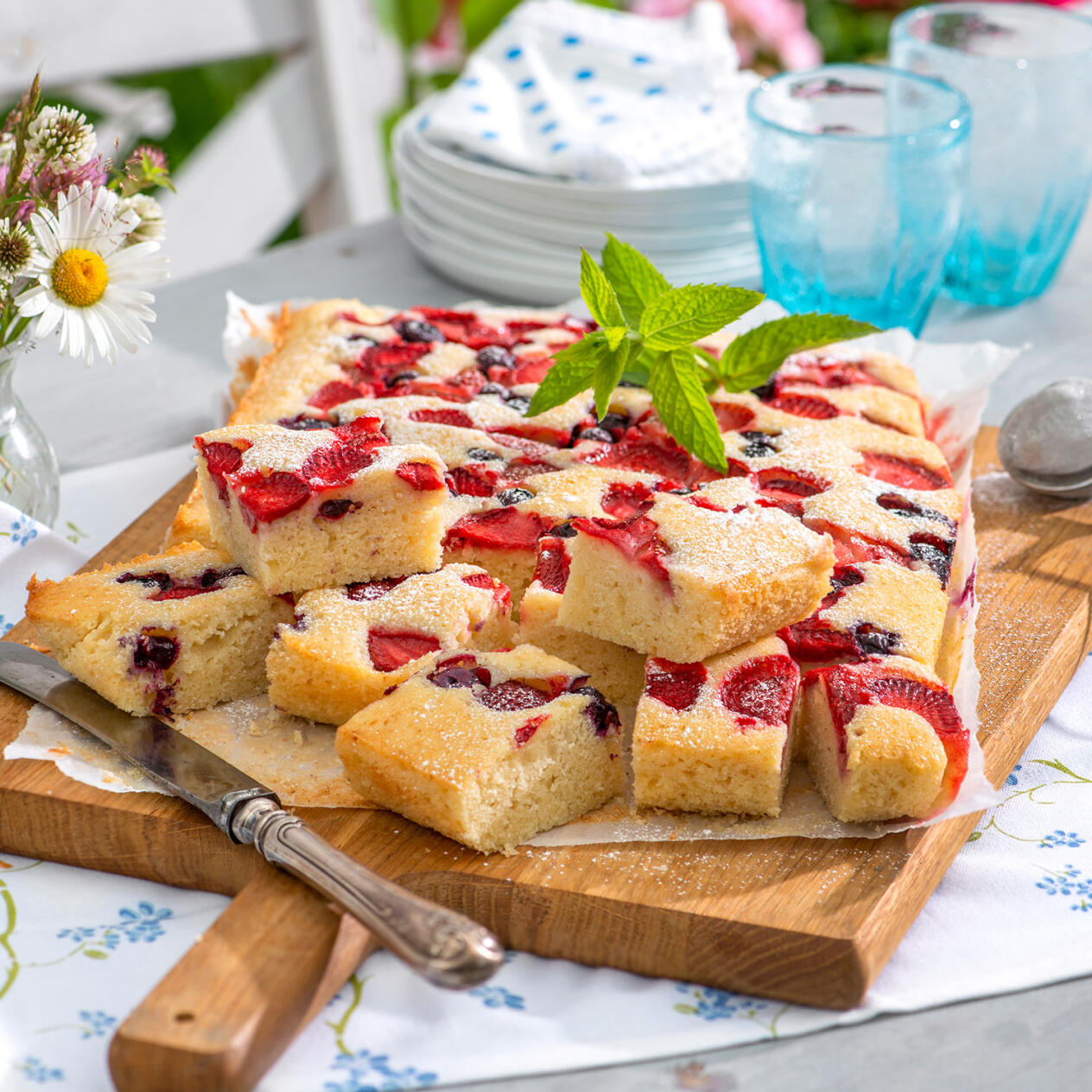 Jordgubbsrutor i långpanna