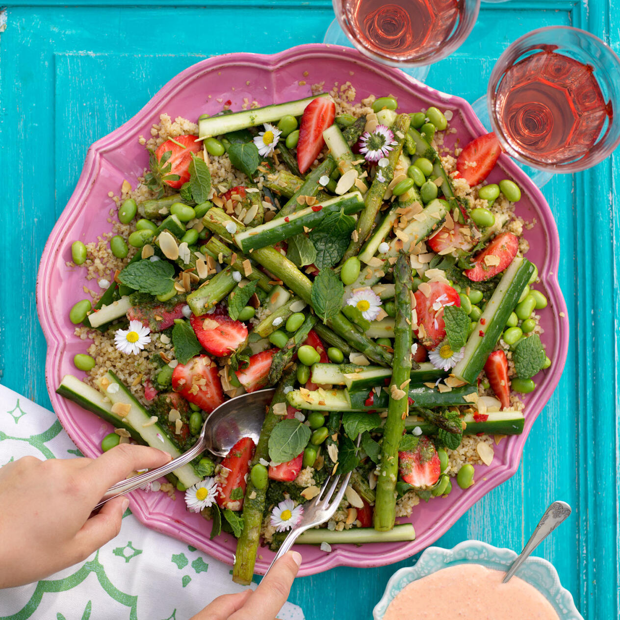 Bulgursallad med sparris och jordgubbar