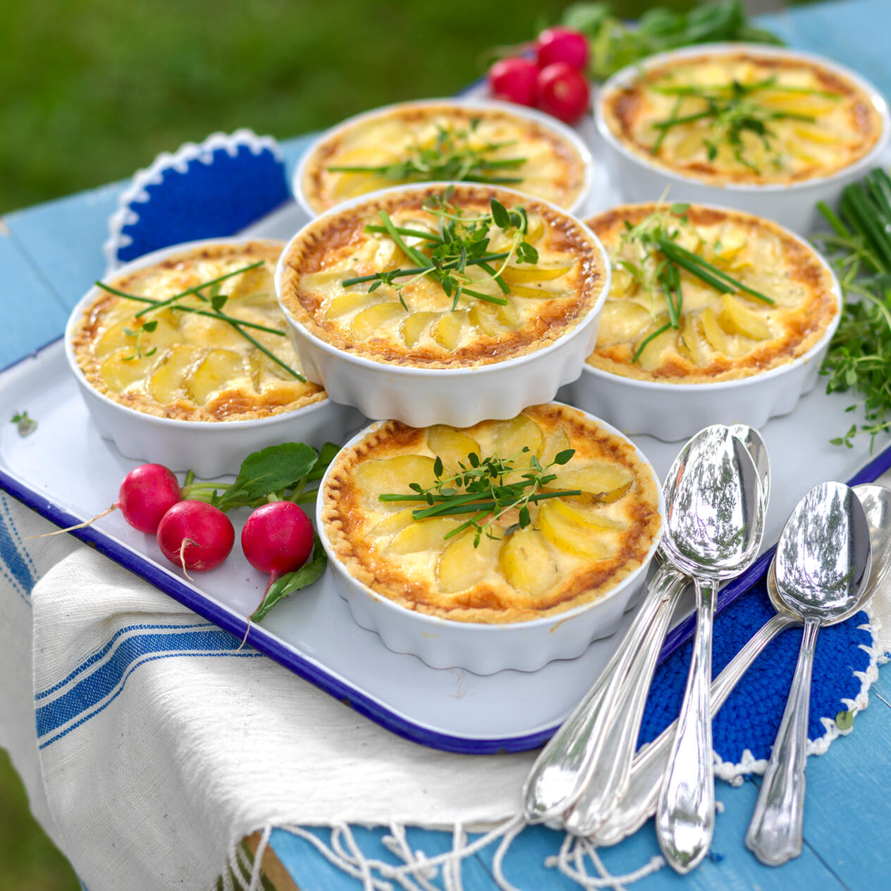 Minipajer med färskpotatis och varmrökt lax