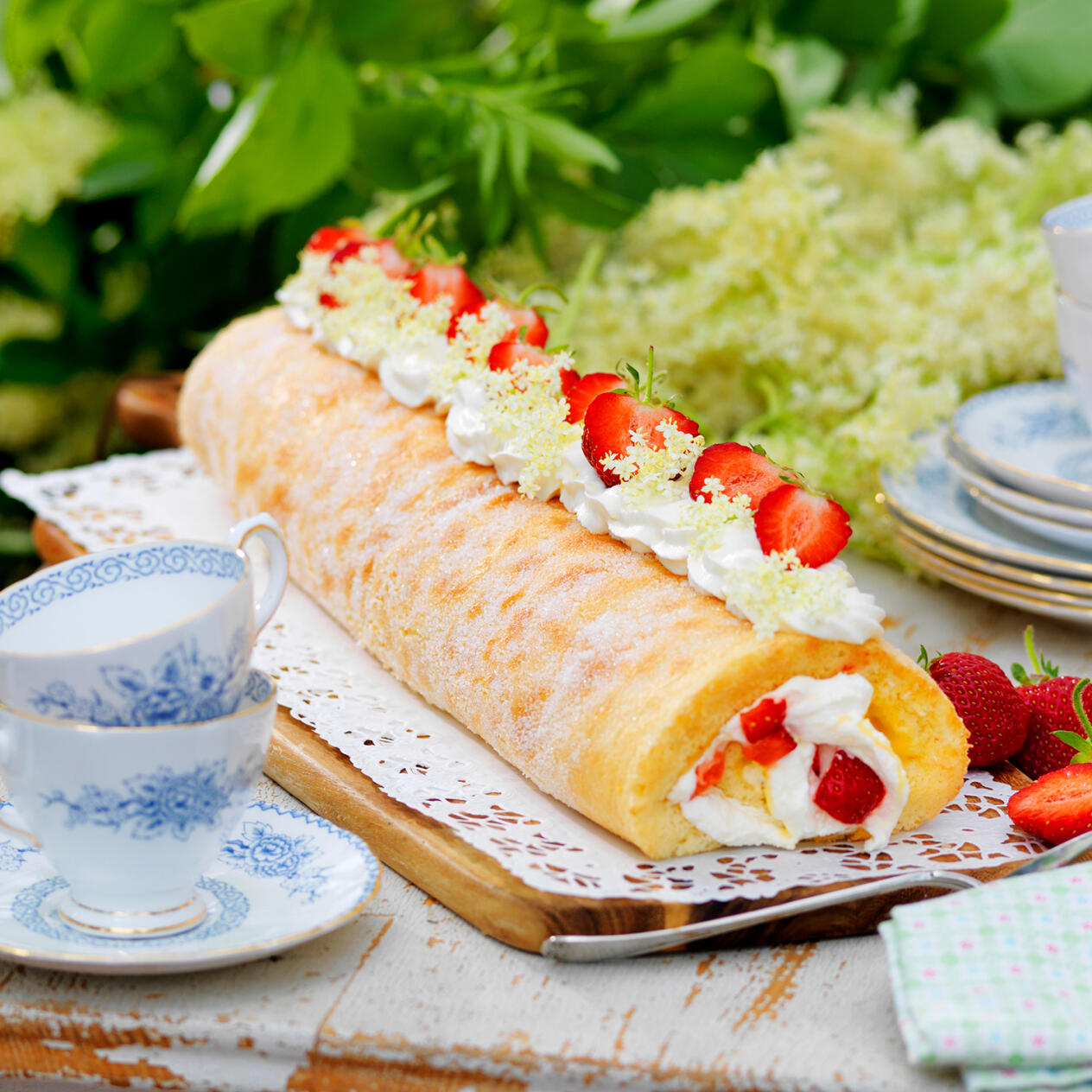 Rulltårta med ­flädercurd