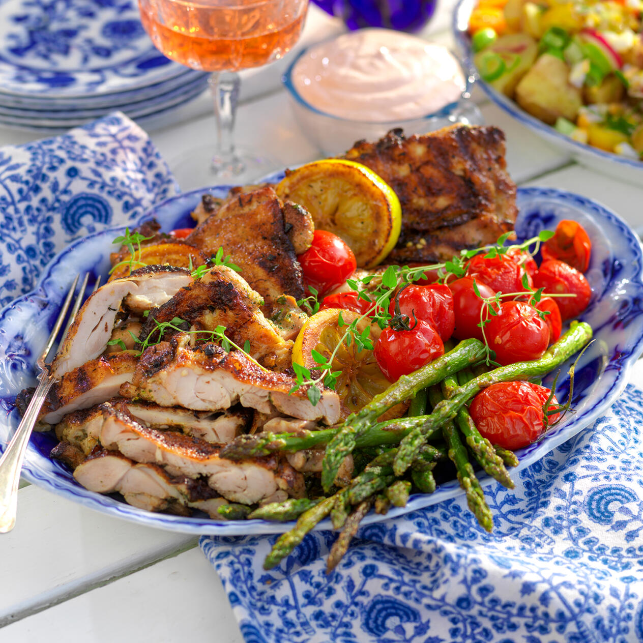 Kycklingsteak med sparris och chiliyoghurt