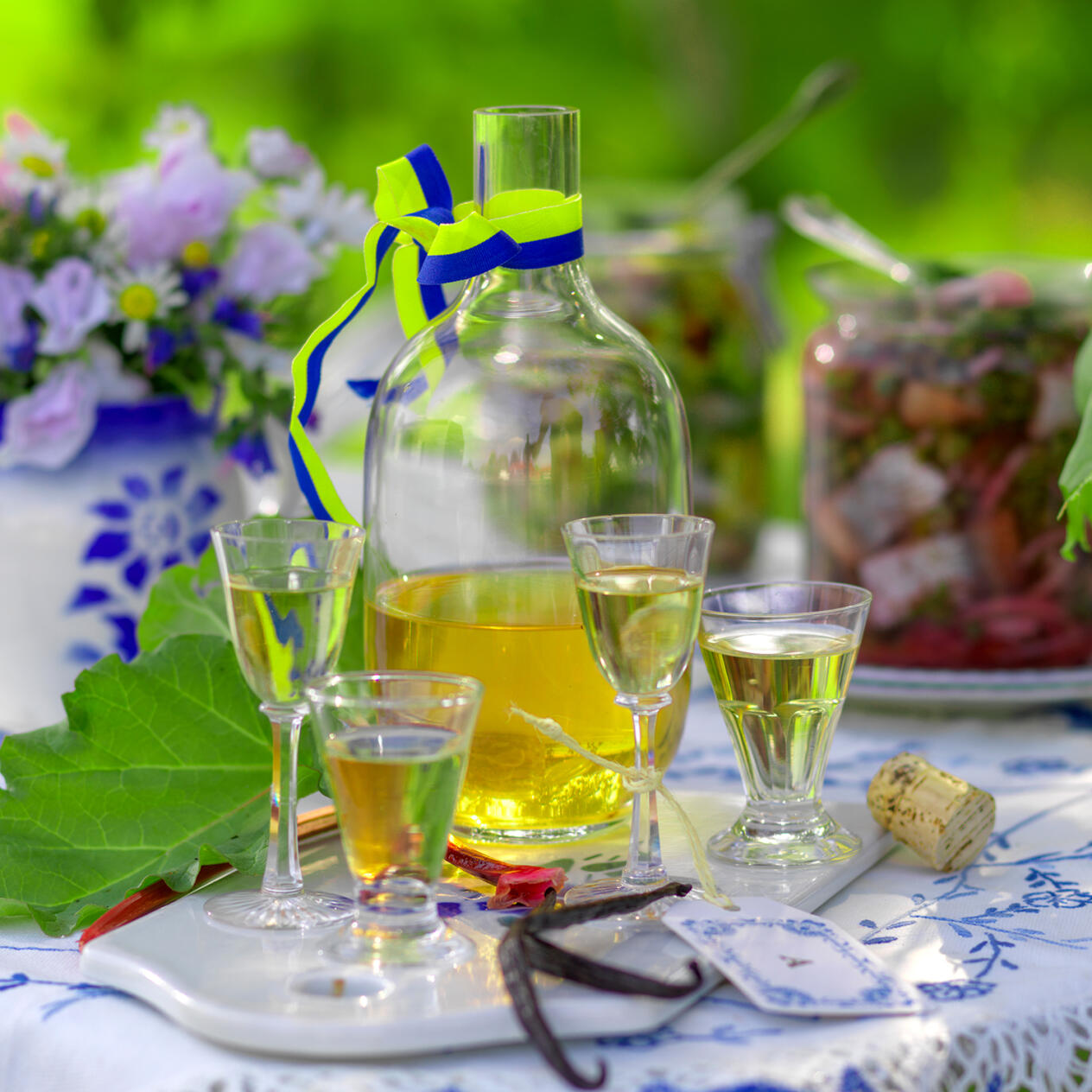 Rabarber- och flädersnaps