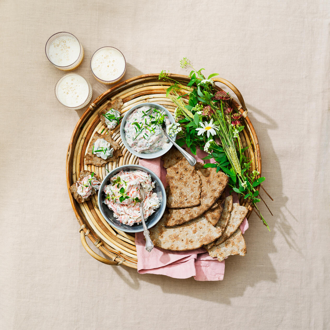 Gravlaxröra med sesam, chili och knäckebröd