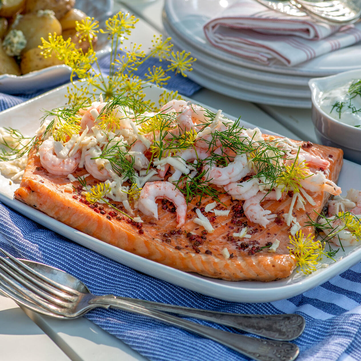 Grillad laxsida med pepparrot och räkor