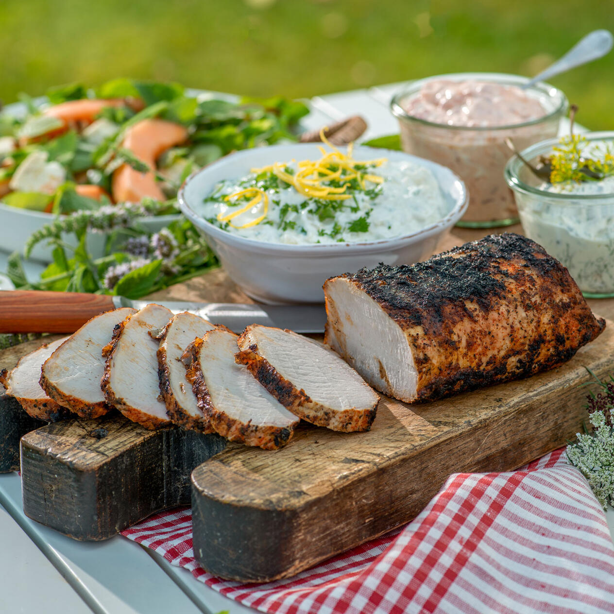 Grillad kotlettrad med melonsallad och tre såser