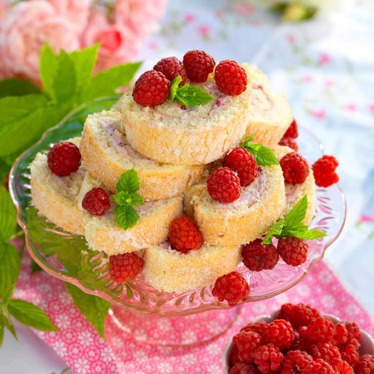 Rulltårta med kardemumma och hallon