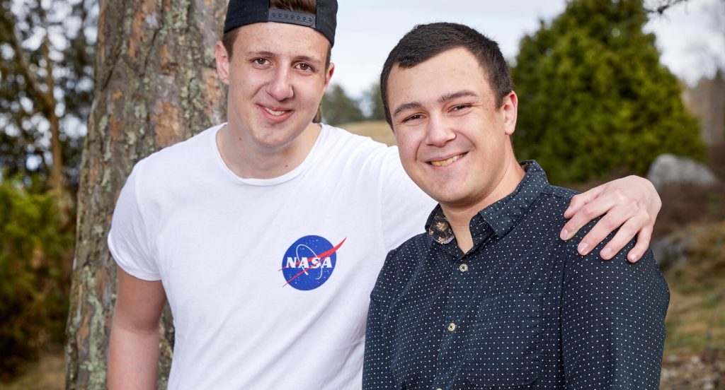 Linus (till höger) är så tacksam för Pontus rådiga ingripande.