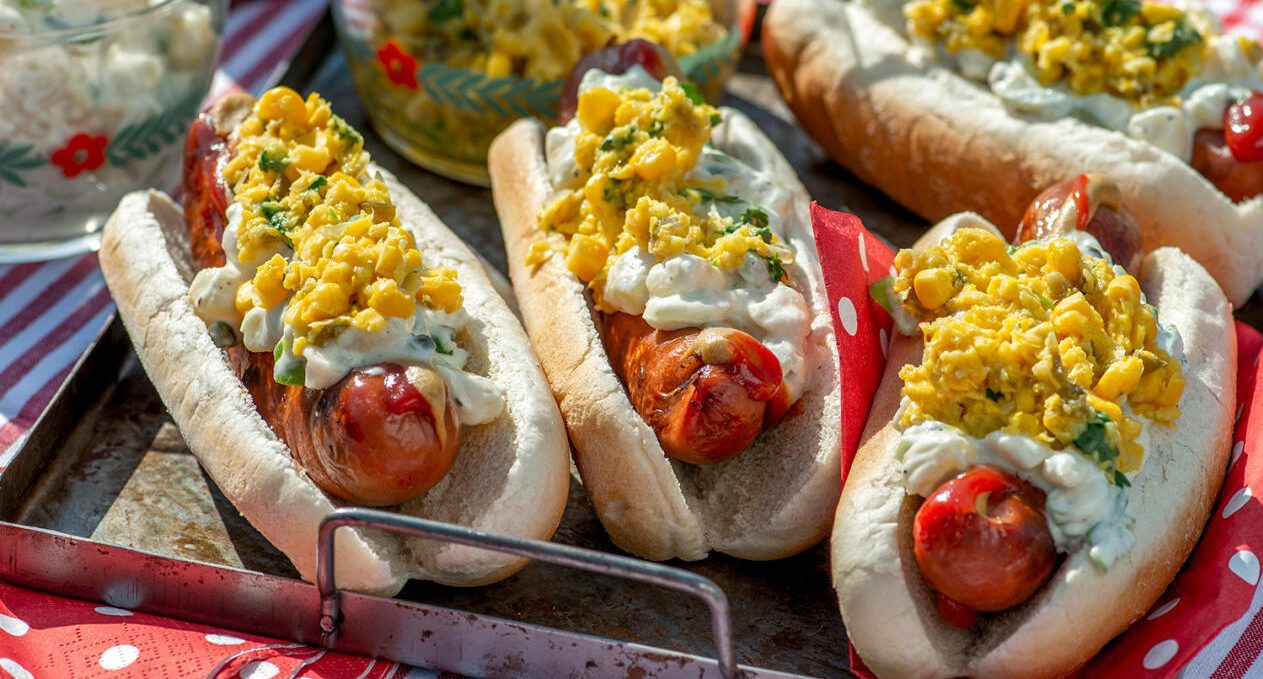 Grillad korv med potatissallad och majssalsa