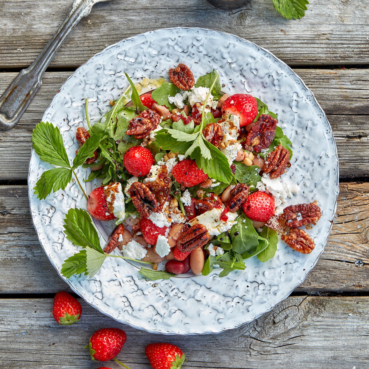Jordgubbssallad med getost och kanderade nötter