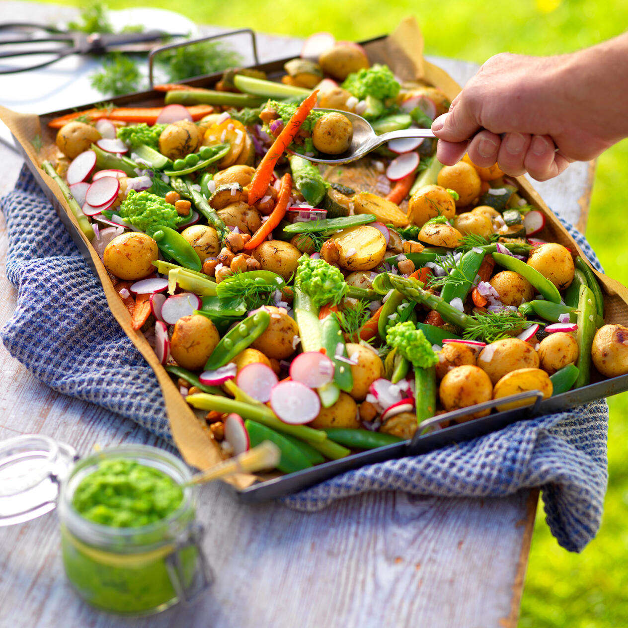 Rostad färskpotatissallad med primörer