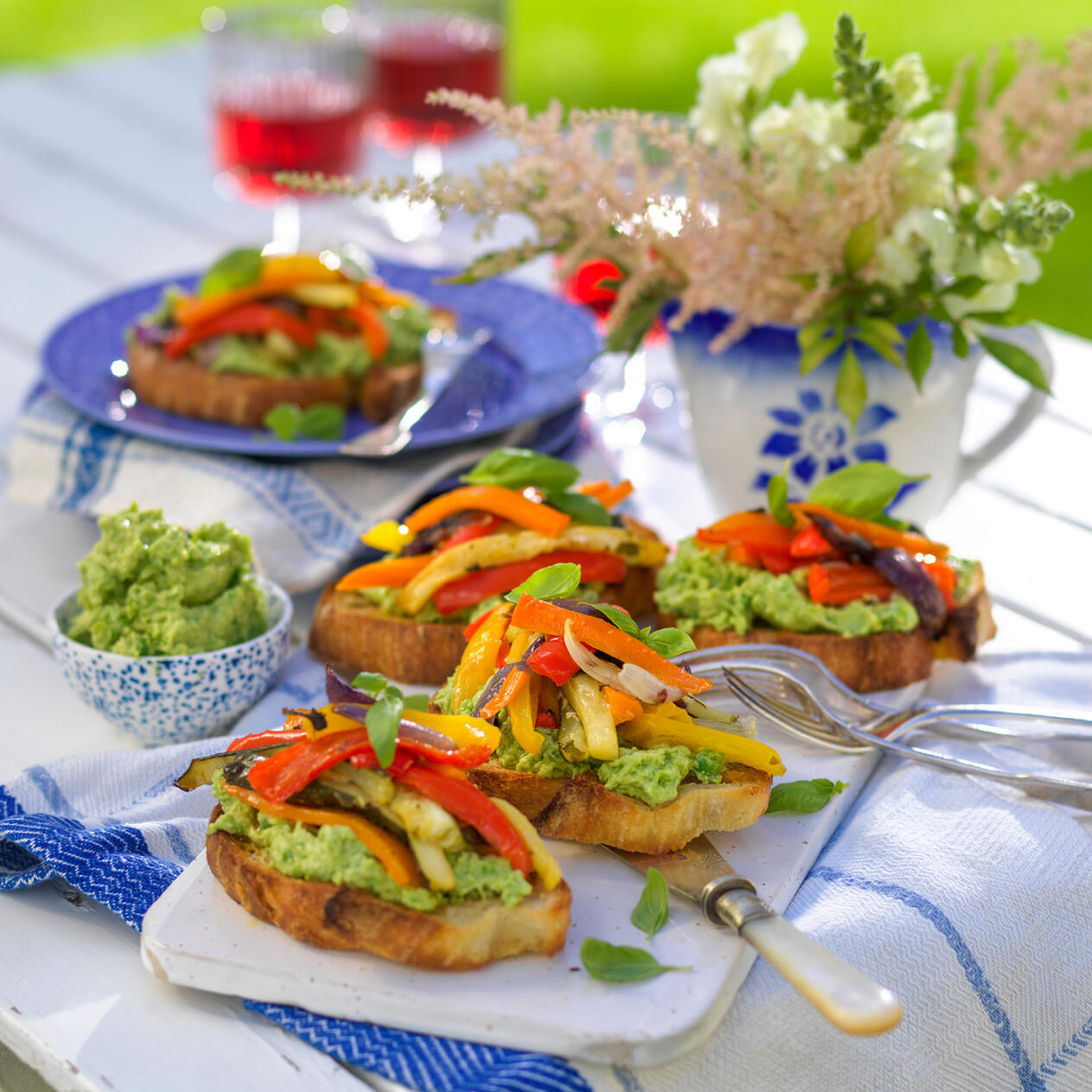 Surdegsmacka  med rostade ­grönsaker och ­ärtguacamole