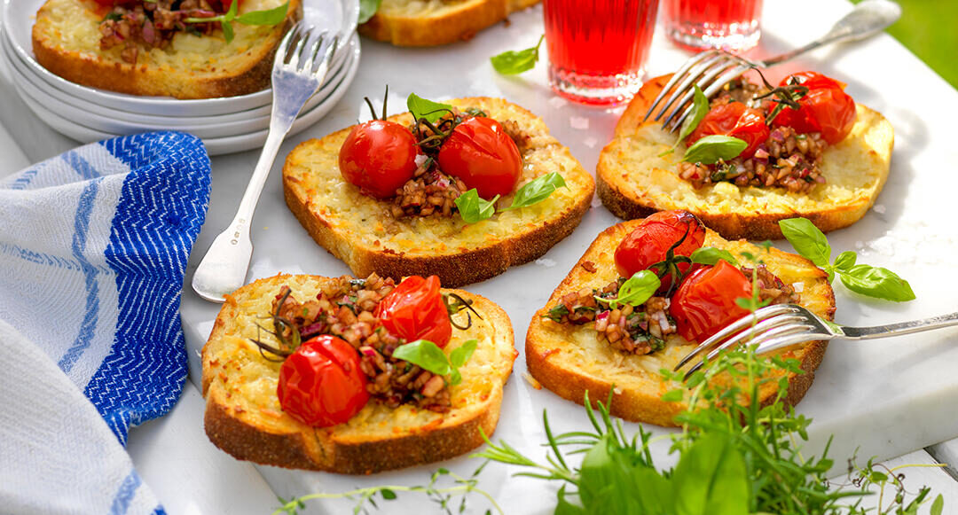 Medelhavssmörgås med halloumi och rostad tomat