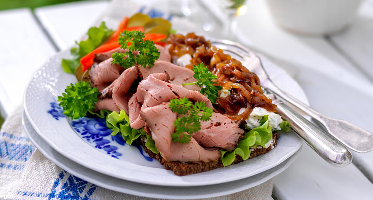 Smörrebröd med rostbiff och karamelliserad lök