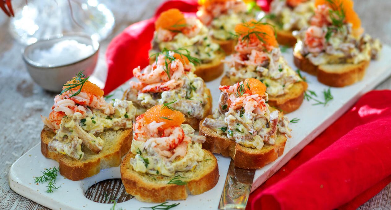 Kantarellbröd med kräftstjärtar och löjrom