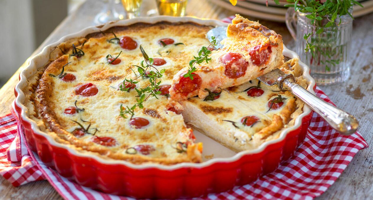 Augustipaj med ost och tomater